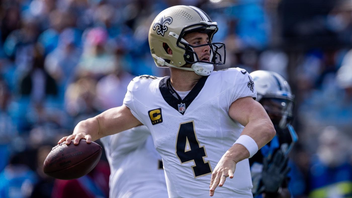 Derek Carr Acknowledges Shoulder Injury from Giants Game, Surgery Still Considered
