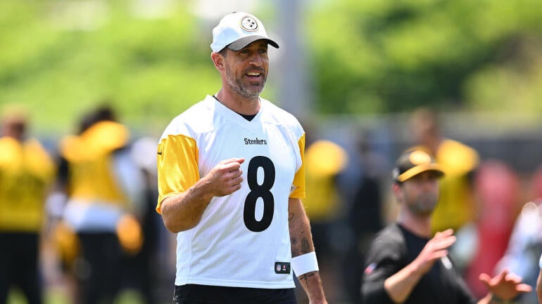 Aaron Rodgers Hosts Steelers Teammates for Off-Season Workouts