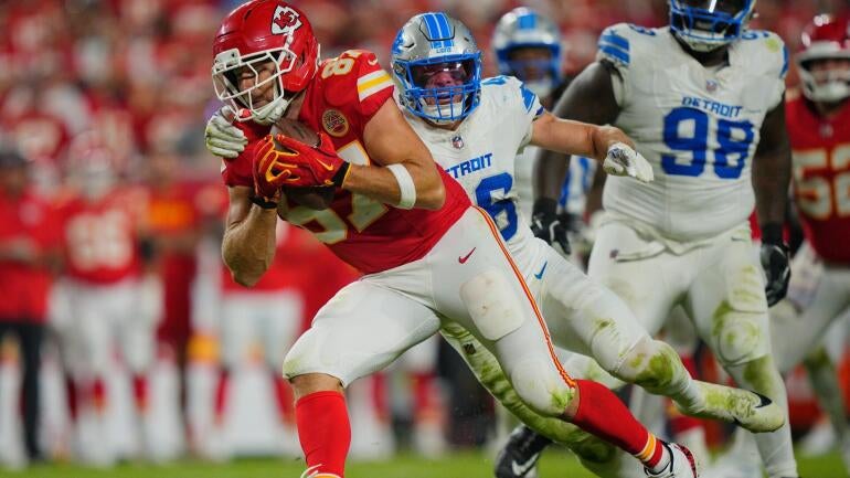 Self-Learning AI Analyzes NFL Picks for Week 7, 2025