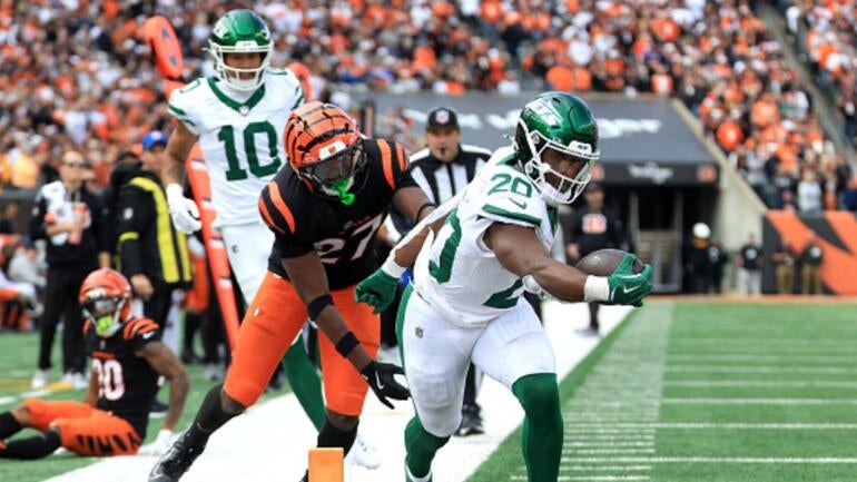 Breece Hall’s Pass for a Touchdown Brings Jets Their First Victory of 2025