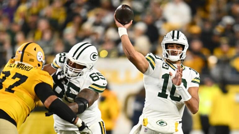 Jordan Love Ties Brett Favre's Franchise Record as Packers Top Steelers