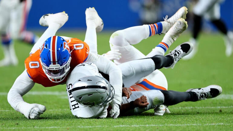 Geno Smith Suffers Quad Injury During Raiders' Match Against Broncos