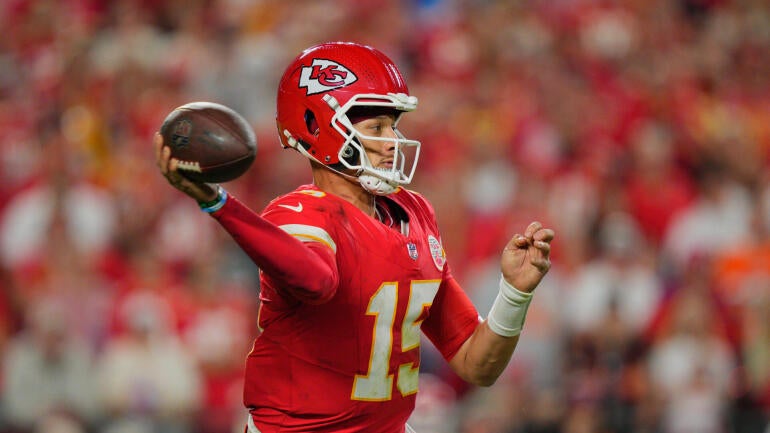 Chiefs vs. Texans NFL Player Props: AI Predicts Mahomes Over 239.5 Passing Yards on SNF